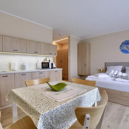 Гостевой дом Jagodowy & Luksusowe Ze Sniadaniami Sauna Balia Jacuzzi Bilard Latem Basen Podgrzewany Z Widokiem Na Gory 4km Do Zieleniec Arena Lasowka
